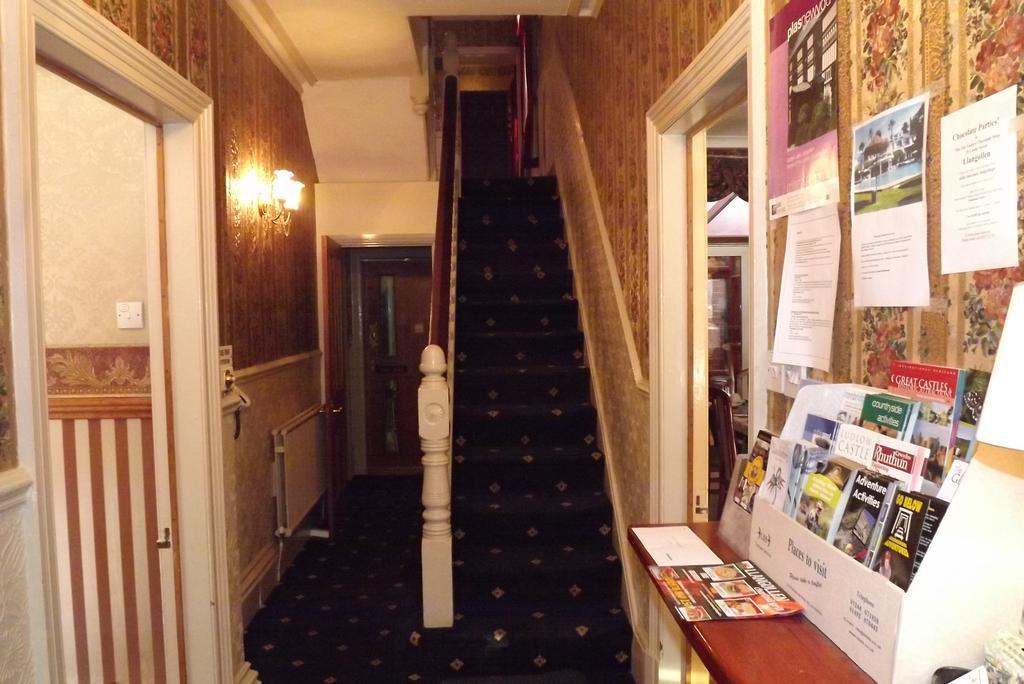 Hillcrest Guest House ランゴレン エクステリア 写真